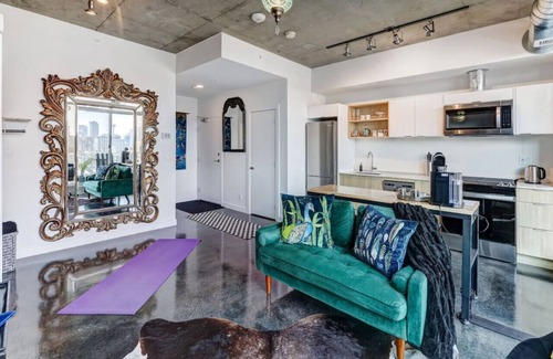 Connaught Condo | Stylish Studio: Skyline Views & Luxe Comforts