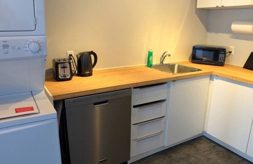 Bedford Apartment | Suite with AC, Industrial Styling