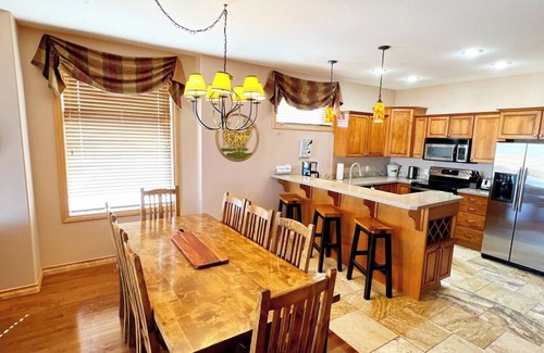 East Kootenay Condo | SullivanStone #32 - Golf - Ski - Hike - Chill - Private Hot Tub - Sleeps 8.