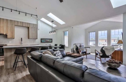 Teepee Town Apartment | SUMMIT Mountain Retreat Panorama views DT Canmore