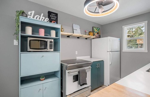 Parkland Beach Apartment | Sunnyside Cove | Lakeside | Fireplace | Fire Pit