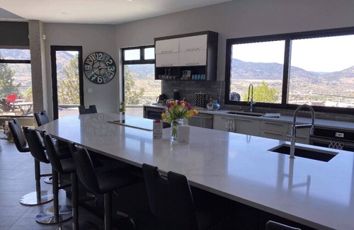 Okanagan-Similkameen House | Sunsets Mansion Penticton 5 bed pool hottub sauna/gym