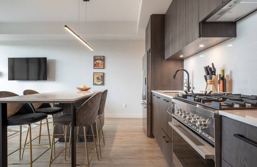Sunnyside Condo | Sunsets & Mountains in NEW Central 2BR Condo w Parking