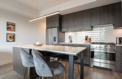 Sunnyside Condo | Sunsets & Mountains in NEW Central 2BR Condo w Parking