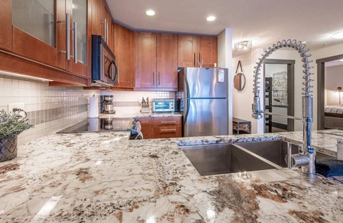 Big White Ski Resort Apartment | Talon's Reach - Luxury 3 bdrm w/Hot Tub & Mtn View