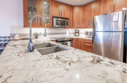 Big White Ski Resort Apartment | Talon's Reach - Luxury 3 bdrm w/Hot Tub & Mtn View
