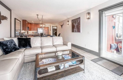 Big White Ski Resort Apartment | Talon's Reach - Luxury 3 bdrm w/Hot Tub & Mtn View