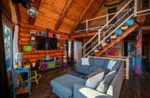 Saint-Philemon Ski Chalet | The ANIMAL - PARTY TIME - POOL SPA AND MOUNTAIN