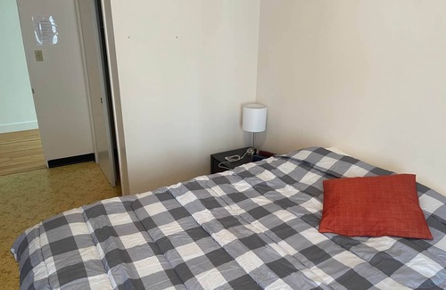 Quartier 5-4 Hostel | The Couvent, 203 - Queen bedroom