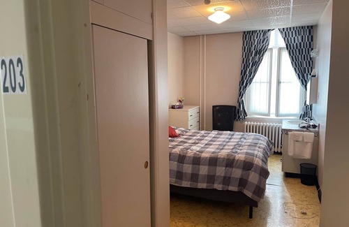 Quartier 5-4 Hostel | The Couvent, 203 - Queen bedroom
