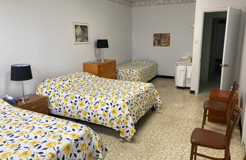 Sainte-Anne-des-Monts Hostel | The Couvent, 222 - Chambre 2 Doubles + 1 Simple