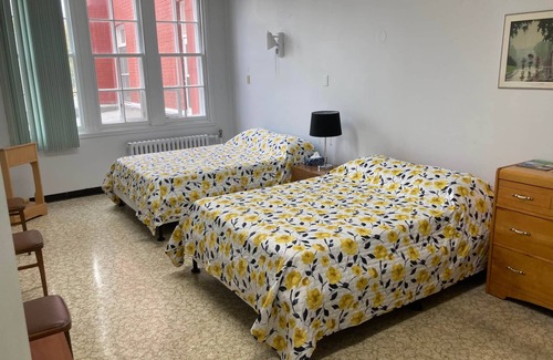 Sainte-Anne-des-Monts Hostel | The Couvent, 222 - Chambre 2 Doubles + 1 Simple