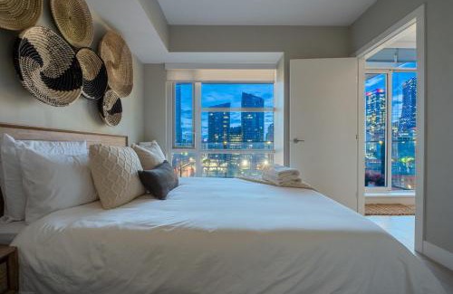 Victoria Park House | "The Draper" - Luxury Corner Unit w Tower View, - Near Stampede, Saddledome, BMO Centre! FREE Parking, Banff Pass, & Wine!