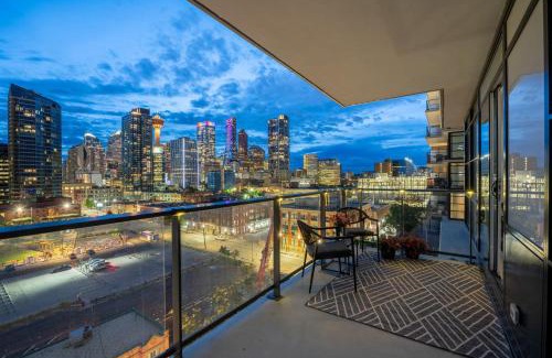 Victoria Park House | "The Draper" - Luxury Corner Unit w Tower View, - Near Stampede, Saddledome, BMO Centre! FREE Parking, Banff Pass, & Wine!