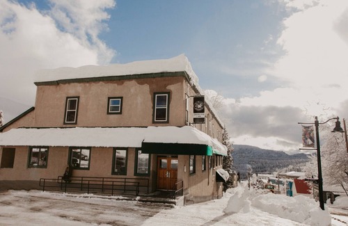 Rossland Apartment | The Flying Steamshovel Inn - Room 1