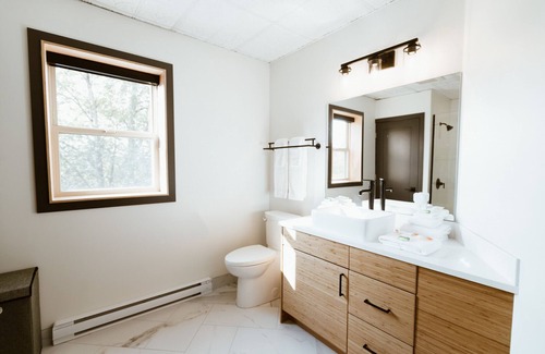Rossland Apartment | The Flying Steamshovel Inn - Room 1