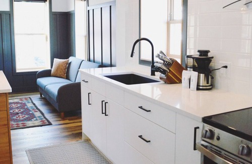 Rossland Apartment | The Flying Steamshovel Inn - Room 7