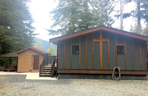 Port Renfrew Cottage | The Great Escape & Bunkhouse - Secluded with Hot Tub