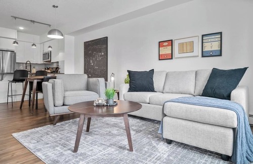 Beltline Apartment | "The Monopoly" UG Parking | Mins to Saddledome
