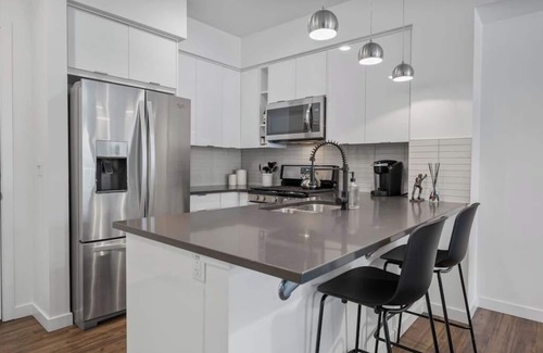 Beltline Apartment | "The Monopoly" UG Parking | Mins to Saddledome