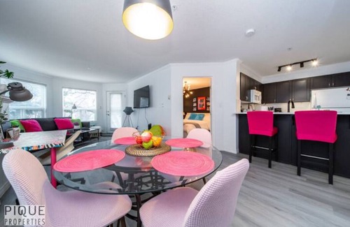 Downtown Edmonton Condo | The Neon Palace - KingBed - Fireplace - Netflix - UG Parkn
