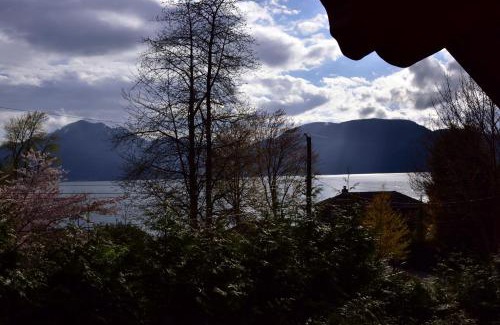 Harrison Hot Springs Bed & Breakfast | The Rockwell-Harrison Guest Lodge