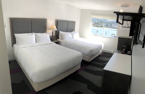 Sechelt Hotel | The Spot at Porpoise Bay