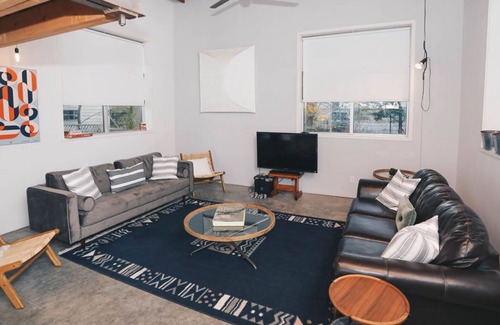Prince Edward House | The Studio-Picton Getaway with Park Pass included