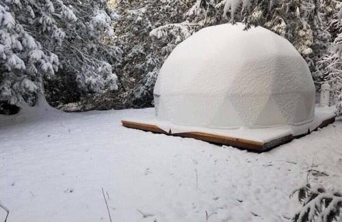 Uxbridge House | The Uxbridge Igloo on Pefferlaw Creek with Private Lake. Pet Friendly!