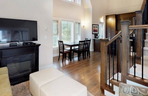 Harrison Hot Springs House | Three Bedroom Penthouse Suite with Mountain View - Harrison Lake View Suites