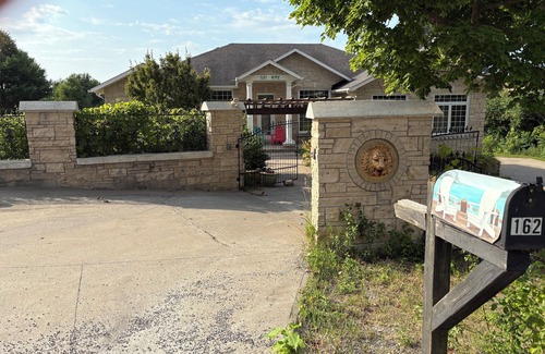 Colborne House | three bedroom share kitchen, dining room, leaving room, with AC in Colborne