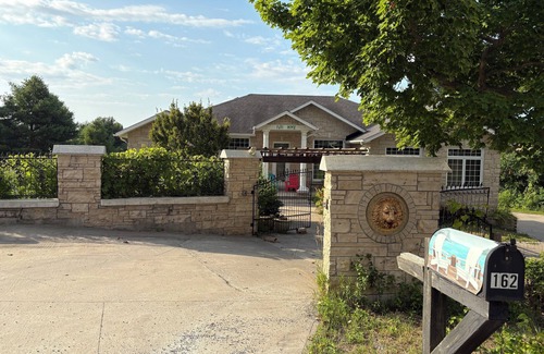 Colborne House | three bedroom share kitchen, dining room, leaving room, with AC in Colborne