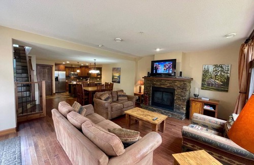 East Kootenay Condo | TimberStone 25 - Golf - Ski - Hike - Chill - Private Hot Tub - Sleeps 10