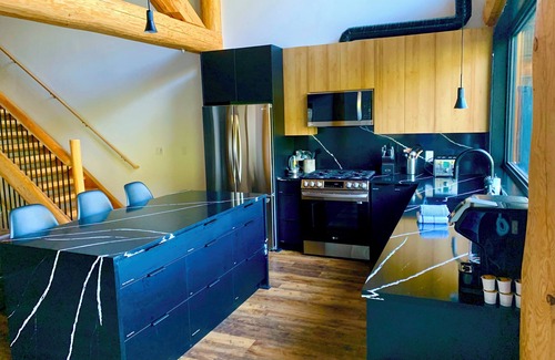 Hemlock Valley Cabin | Timberwolf A- New Luxury Lodge *HOT TUB* GAMES ROOM*