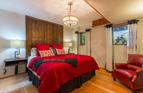 Tuwanek House | Tranquility Bay Waterfront Inn