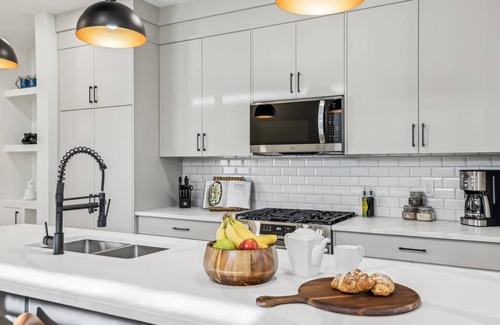 Southwest Calgary House | Ultimate Group Stay, 3 King Beds, 2 Suites