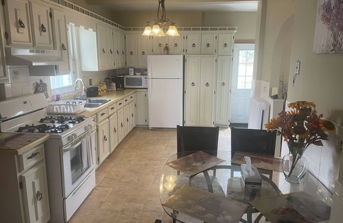 Niagara Falls House | Ultra Close to Clifton Hill & Falls Walk to the Falls & Complimentary Breakfast