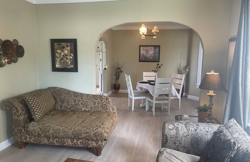 Niagara Falls House | Ultra Close to Clifton Hill & Falls Walk to the Falls & Complimentary Breakfast