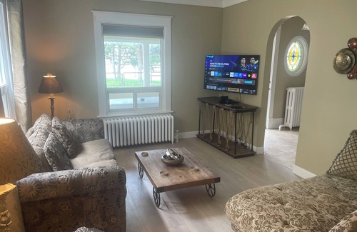 Niagara Falls House | Ultra Close to Clifton Hill & Falls Walk to the Falls & Complimentary Breakfast