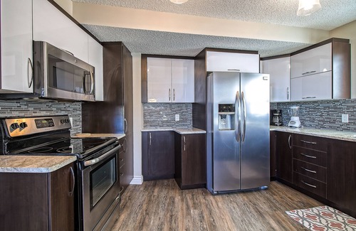 Northwest Calgary House | V.COZY, AC HOME, QUIET, MINS TO DT & A/PT, SHOPS, 6 BEDS, 4 BATHS, SLEEPS 10
