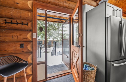 Vernon Apartment | View Point Lodge - View, Hot Tub, Sauna, Cold Plunge