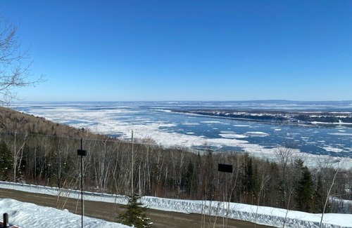 Les Eboulements Ski Chalet | Villa Bella 209: River Views, Luxe Retreat, Spa