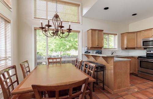 South Pandosy Apartment | Villa's At Eldorado Resort