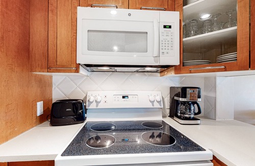 Whistler Village Apartment | Warm studio near the lifts with jetted tub & gym
