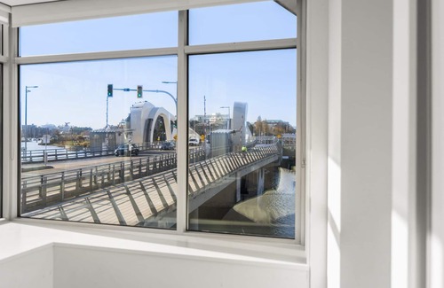 Inner Harbour Condo | Waterfront Condo in the best location! Free Parking