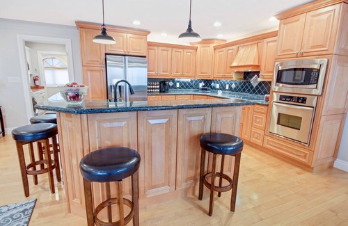 Wiarton Villa | WATERFRONT executive home hot tub, firepit, kayaks, canoe,
