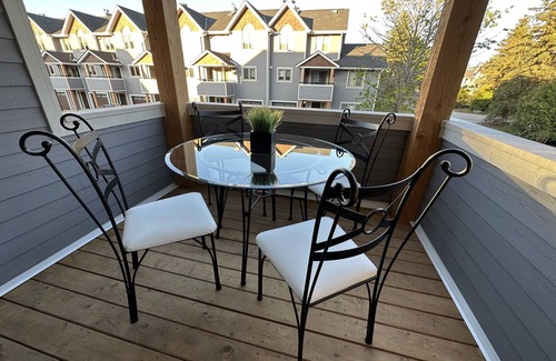Collingwood House | Waterfront home w/beach, pool, and tennis. 5 min to Blue Mountain.