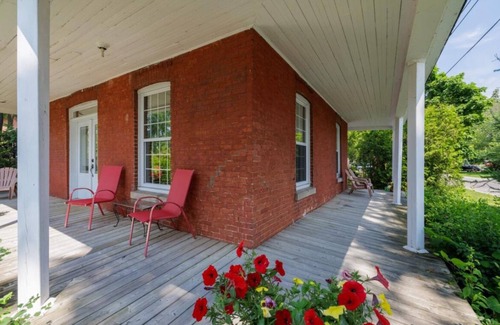 Pointe Claire House | Waterfront Spacious 4-bedroom house with WiFi and AC in gorgeous Pointe-Claire