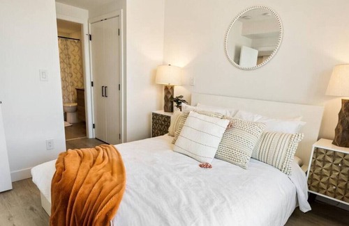 Downtown Kelowna Apartment | West facing lake views from DT Condo, Sleeps 4 W/ Rooftop Patio! Close to shopping, restaurant and bars, 2 minute walk to waterfront.