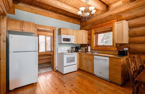 Golden Cabin | Wonderful Rockies Cabin Getaway for Hike or Ski